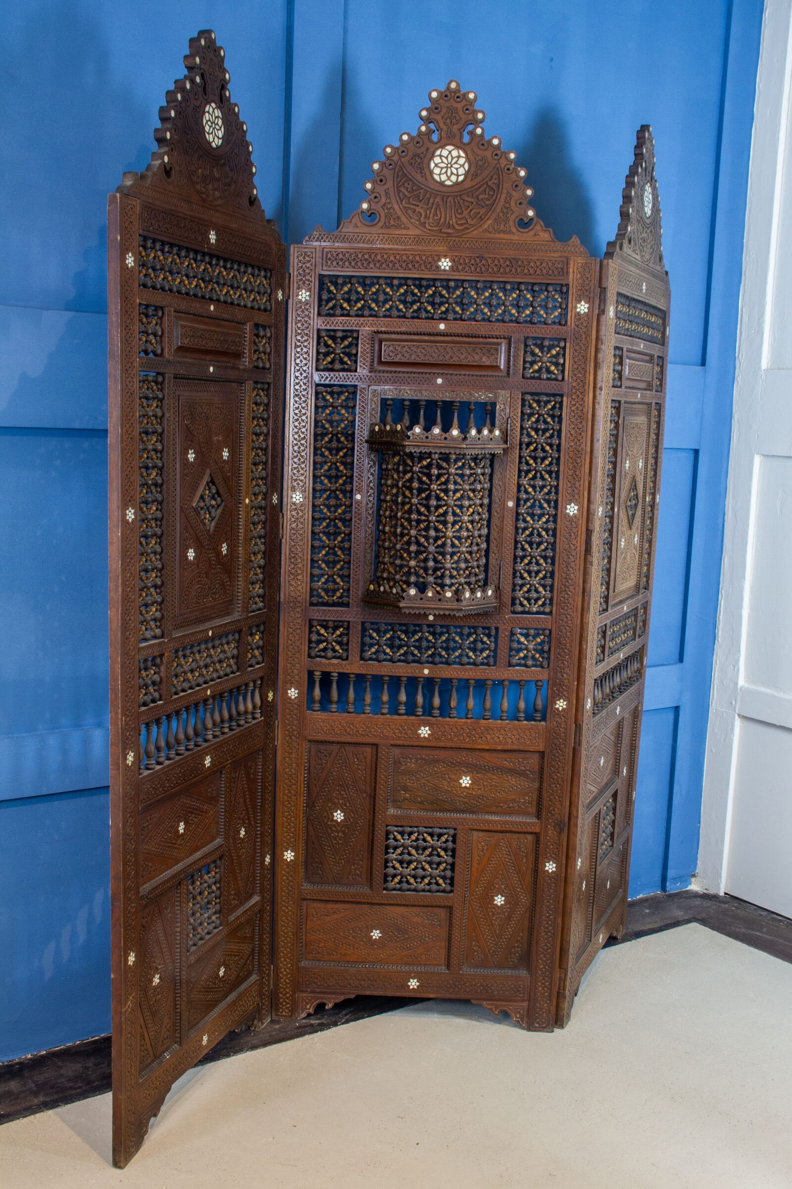 Exceptional Syrian Screen 1900-1920, Carved Inlaid Panels, Mother of Pearl Decoration